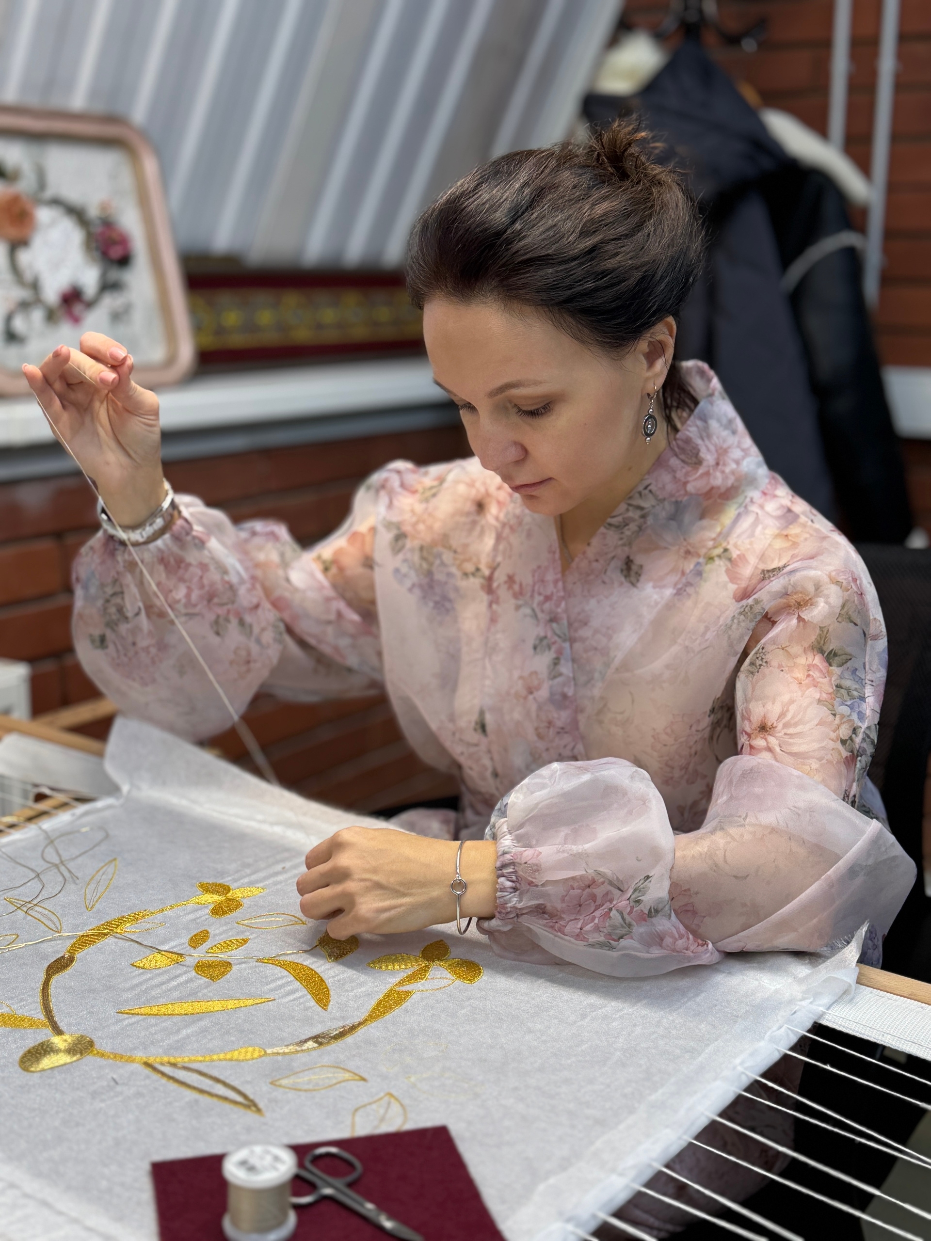 Процесс вышивки в технике золотное шитье на курсах EMBcentre, г. Ярославль