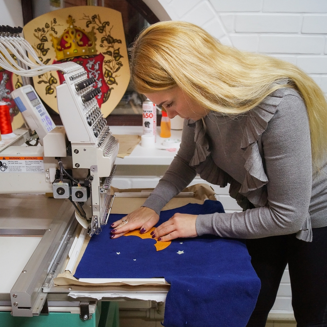 Что нужно знать о профессии дизайнера машинной вышивки?