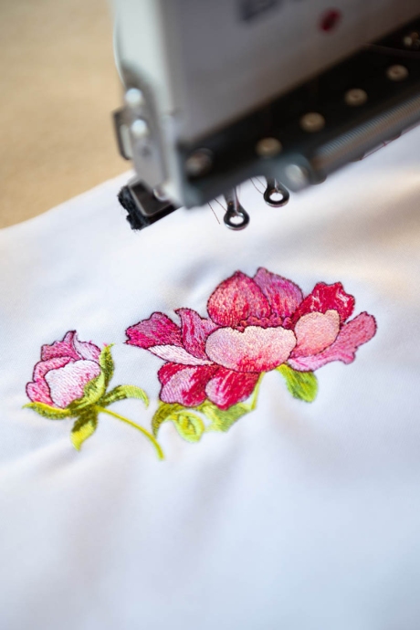 Процесс создания машинной вышивки учеником  семидневного курса "Базовый"